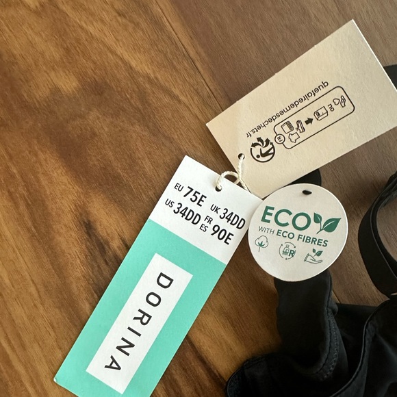 Dorina Evelyn smoothing underwire bra in black. - Picture 4 of 5